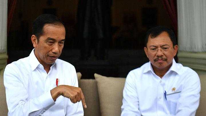 Presiden Joko Widodo (kiri) didampingi Menteri Kesehatan Terawan Agus Putranto