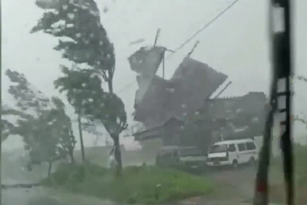 Angin Tornado Menyambut Hancurkan Kota
