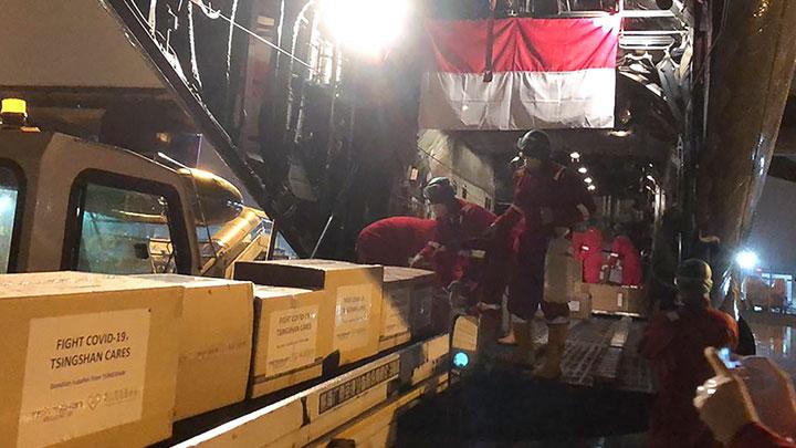 Personel TNI AU memindahkan alat kesehatan ke Pesawat C-130 Hercules