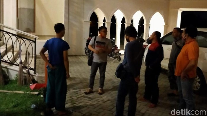 Foto: Polisi saat mendatangi lokasi kejadian pengeroyokan marbot masjid (Raja Adil/detikcom)