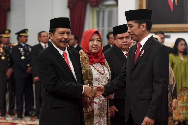 Presiden Joko Widodo (kanan) memberikan ucapan selamat kepada Kepala Badan Pembinaan Ideologi Pancasila (BPIP)