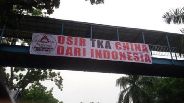 Spanduk Besar Bertuliskan Usir TKA China dari Indonesia