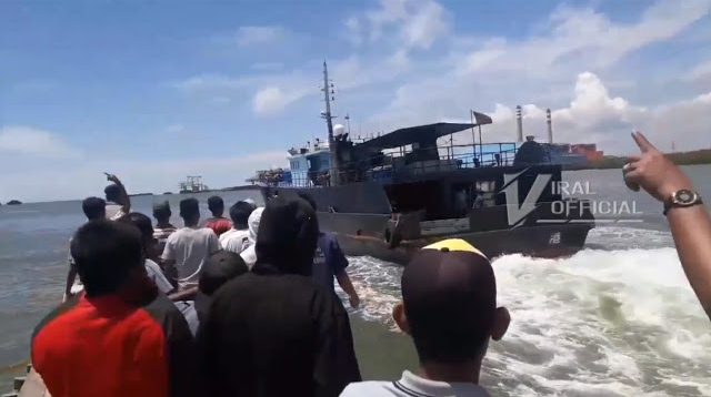 Nelayan Usir Kapal Berisi TKA Cina di Perairan Pangkalansusu Langkat