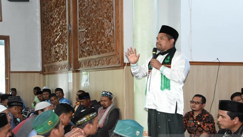 Bupati Bener Meriah Sarkawi ketika berbicara di depan jemaah masjid pada awal Januari 2020 lalu. (Foto: dok. Antara).