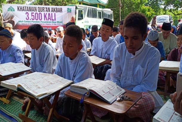 Santri Pondok Pesantren Nuu Waar, Setu, Bekasi, Jawa Barat berhasil mengkhatamkan Alqur’an sebanyak 3500 kali