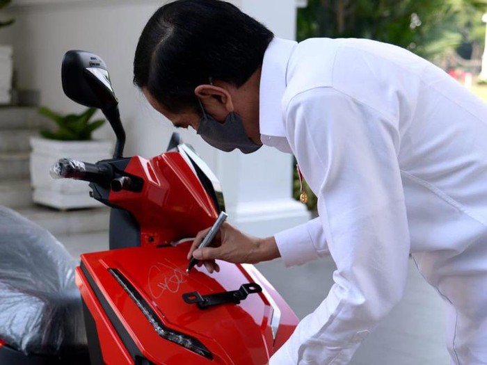 Presiden Jokowi tanda tangani motor listrik Gesits sebelum dilelang di konser virtual Corona