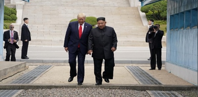 Presiden AS Donald Trump bertemu dengan pemimpin Korea Utara Kim Jong-Un di zona demiliterisasi di Panmunjom, tahun lalu/Net