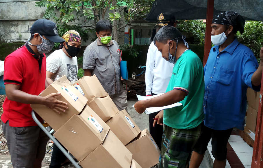 Tim penyalur bantuan Sosial bersiap mendistribusikan sejumlah bantuan sosial dari Pemprov DKI Jakarta langsung ke warga yang membutuhkan di Kawasan Kelurahan Pademangan Barat, Jakarta, Rabu, 15 April 2020.
