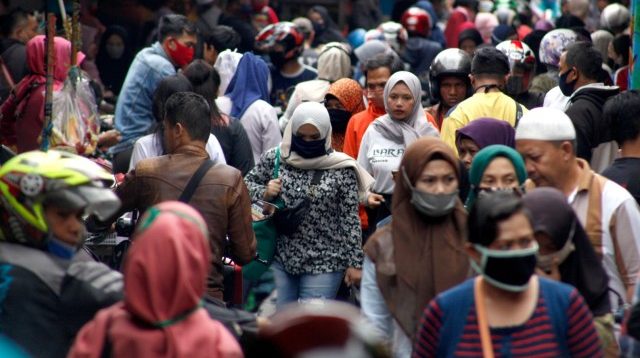 Warga memadati Pasar Cisarua, Kabupaten Bogor, Jawa Barat, Kamis (21/5). Foto: ANTARA FOTO/Yulius Satria Wijaya