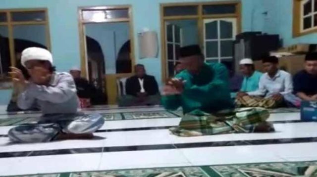 Sebuah video viral memperlihatkan jemaah shalat dan wirid di Pulau Bawean, kabupaten Gresik diduga ikuti aliran menyimpang. Pimpinan kelompok ini mengakui baru berdiri. (Foto: Tribunnews.com)