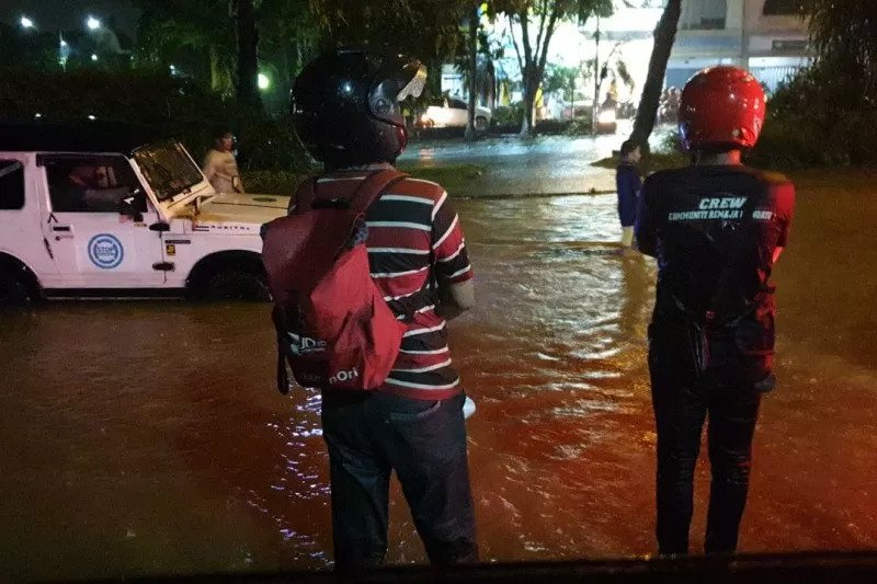 Image: Kawasan Villa Bukit Mas terendam air akibat hujan deras yang mengguyur Surabaya, Jumat (31/1/2020). (Antara)