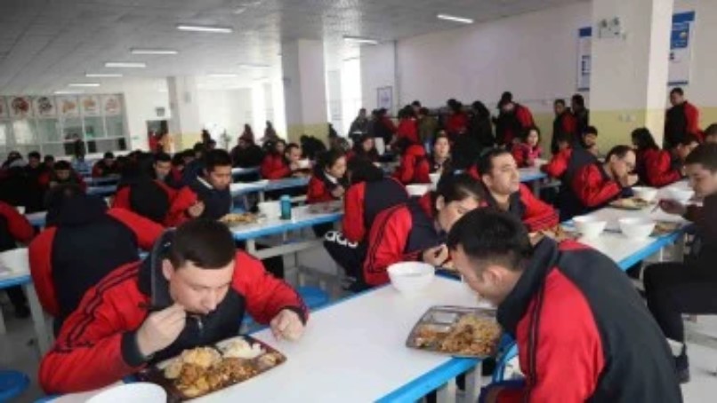 Para peserta didik kamp pendidikan vokasi etnis Uighur di Kota Kashgar, Daerah Otonomi Xinjiang, Cina, makan siang bersama dengan menu halal, di kantin, saat jam istirahat, Jumat, 3 Januari 2019.( Foto: ANTARA FOTO/M Irfan Ilmie)