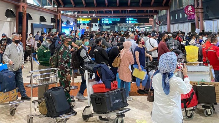 Pengamat: Bandara Soetta Sesak Penumpang! McD Sarinah Berjubel! Sholat Idul Fitri Mau Dilarang?