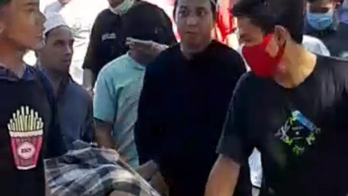 Foto: Foto jenazah PDP Corona di Makassar dibawa kabur keluarga dari Rumah Sakit Labuang Baji (Tangkapan Layar Video).