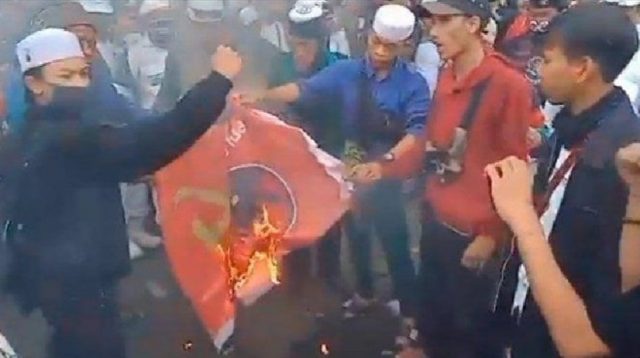 Pembakaran Bendera PDIP