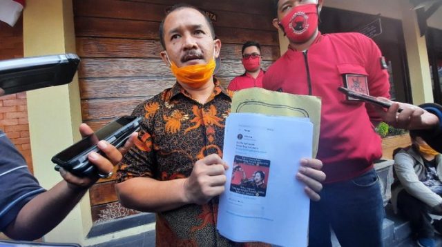 Ketua DPC PDIP Yogyakarta menunjukkan salah satu akun yang dilaporkan ke Polda DIY. (Jauh Hari Wawan S./detikcom)