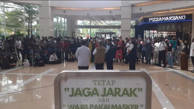 Presiden Jokowi melihat kesiapan new normal di Summarecon Mall Bekasi, Jawa Barat.