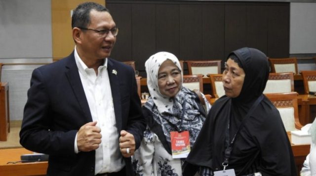 Anggota Komisi VIII DPR RI Mhd Husni Berangkatkan Umroh Seorang Mualaf Korban Penipuan First Travel (Foto: Radarindo.co.id)