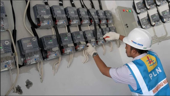 Petugas PLN memeriksa meteran listrik. (Foto: ANTARA FOTO/Sigid Kurniawan)