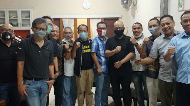 Sejumlah aktivis saat berkunjung ke kediaman penyidik senior Komisi Pemberantasan Korupsi Novel Baswedan