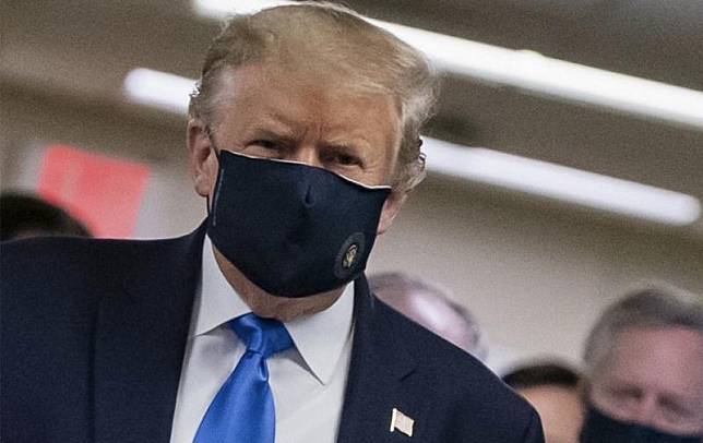 Geger, Donald Trump Pakai Masker Di Tempat Umum