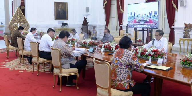 Pihak Istana Jelaskan Soal Jokowi Tak Pakai Masker Saat Rapat Terbatas