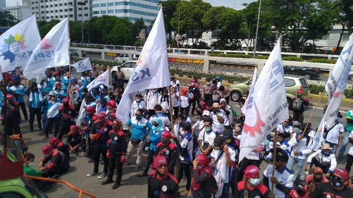 Massa buruh Demo Didepan Gedung DPR, Tuntut DPR Gelar Paripurna Legislative Review UU Cipta Kerja