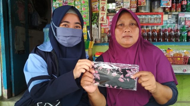 Tingkatkan Kesadaran Bahaya COVID-19, Mahasiwa KKN RDR-75 UIN Walisongo Semarang Bagikan Masker Gratis