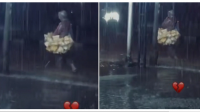 Penjual Kerupuk Ini Tetap Semangat Jualan Meski Badannya Basah Diguyur Hujan