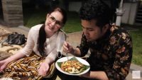 Arumi Bachsin Ajak Penjual Makanan ke Rumah, Buka Bareng Seru Dengan Karyawan