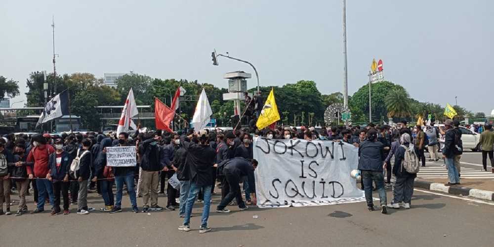 Tagih Janji Jokowi-Maruf, Mahasiswa Mulai Blokade Jalan Medan Merdeka Selatan
