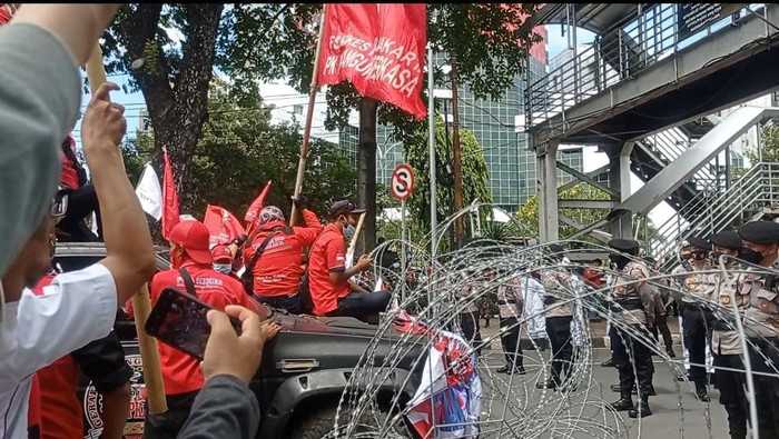 Massa Minta Kawat Berduri di Patung Kuda Dibuka, Demo Buruh Memanas!