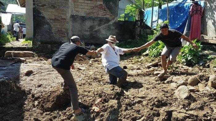 Dampingi Risma, Anggota DPR PDIP Nyaris Terendam Lumpur di Lokasi Banjir: Saya Menangis