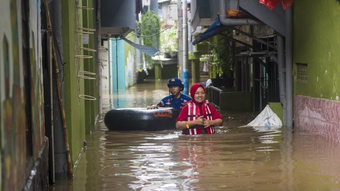 Banjir Dua Meter Terjang Ratusan RT di Jakarta, Warga Dilarikan ke Pungusian