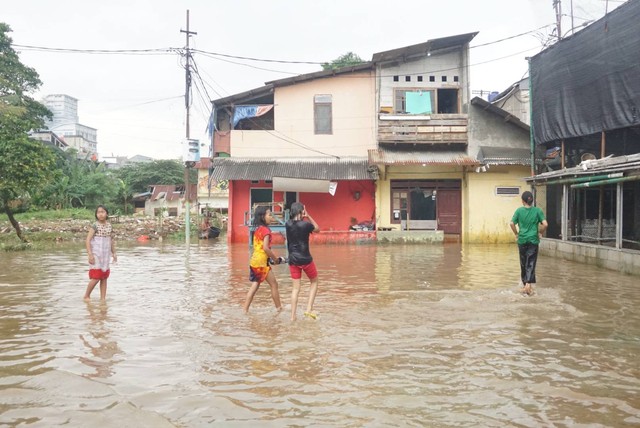 Banjir Jakarta Meluas: 118 RT Terdampak, Ratusan Warga Mengungsi